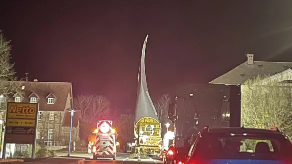 Eins der 33 Rotorblätter kriecht bei Nacht durch Schieder. Die Flügel, die von Wöbbel nach Lügde transportiert werden, messen rund 80 Meter. Sie sind sehr windanfällig. - © Silke Buhrmester