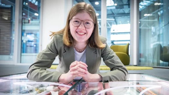 Vom Entwurf bis zur Ausführung: Pia Rissiek (22) plant bei Goldbeck Heizungs-, Lüftungs-, Sanitär- und Kältetechnik für flexible Bürogebäude. - © Sarah Jonek