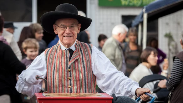 Stimmungsvoll: Ein Leierkastenspieler beim Bauernmarkt 2014. - © Torben Gocke