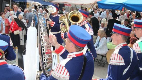 Ein Fest mit vielen Gesichtern: Die Neuerungen der Veranstaltergemeinschaft erzielen ihre Wirkung. Das Kiliansfest erfreute sich eines so regen Andrangs wie lange nicht mehr. Auch das Abendprogramm, die Darbietungen der RocknRoller und der Auftritt des Spielmannszuges kamen gut an. - &copy; Jan Christian Pinsch