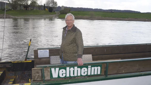 Am Start-Wochenende hatte Fährmann Martin Deppe relativ wenig zu tun, es einfach noch zu kühl. Aber spätestens am Himmelfahrtstag zum Fährfest des Heimatvereins Veltheim dürften mehr Wanderer und Radwanderer zu befördern sein. - © Werner Hoppe