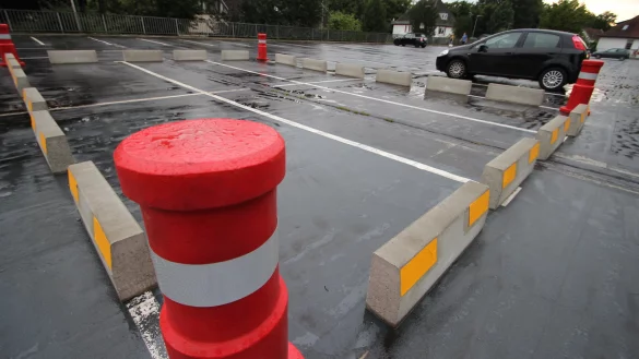 Gesperrt: Weil eine darunterliegende Betonst&uuml;tze marode ist, sind sechs Parkpl&auml;tze auf dem oberen Parkdeck am Bruchweg gesperrt. - &copy; Jens Rademacher