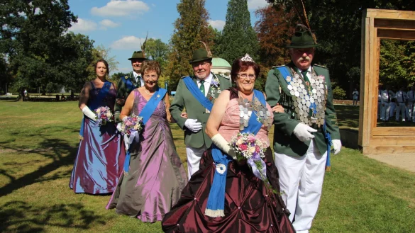 K&ouml;nig Hermann Begemann und K&ouml;nigin Ingrid Begemann mit den Thronpaaren Stefan und Annegret Hanke sowie Alexander Ruge und Nicole Wehmeier (von rechts). - &copy; Carolin Brokmann
