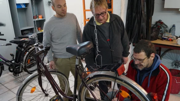 Rundumerneuerung: Jens Katzke und Uwe Dorn lassen sich von Christian Möller erklären, wie er das Damenfahrrad wieder auf Vordermann gebracht hat (von links). - © Foto: Pinsch