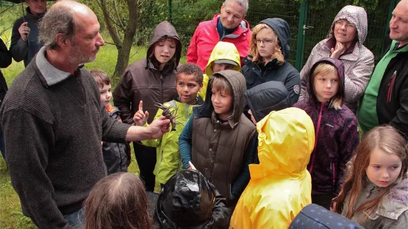 Kneifende Krustentiere: Andreas Berens bringt im UWZ Heerser M&uuml;hle den Pflegekindern und ihren Pflegeeltern die Anatomie von Flu&szlig;krebsen und ihren Lebensraum nahe. - &copy; Heidi Stork