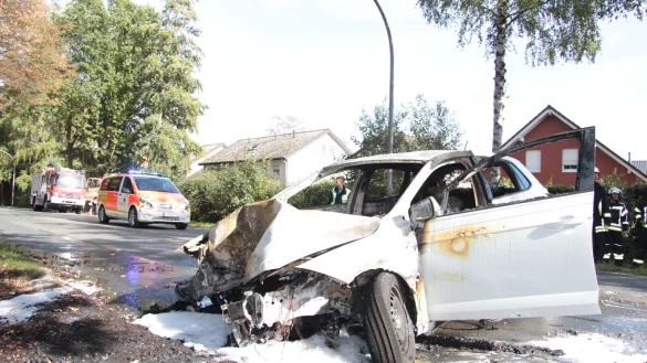Auf der Bielefelder Straße brennt ein VW Polo vollständig aus. Der Fahrer kam schwer verletzt ins Klinikum. - © Carolin Brokmann