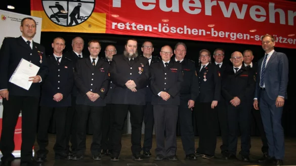 Zahlreiche Ehrungen f&uuml;r langj&auml;hrige Mitgliedschaften gab es bei der Feuerwehr Barntrup. Mit von der Partie waren der scheidende Kreisbrandmeister Karl-Heinz Brakemeier (Dritter von rechts), sein designierter Nachfolger Wolfgang Kornegger (Sechster von rechts) und B&uuml;rgermeister J&uuml;rgen Schell (rechts). - &copy; Sylvia Frevert