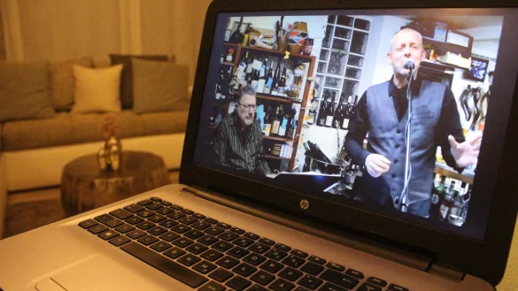 Ein Konzert des Duos "Ranzig, aber geht noch" im eigenen Wohnzimmer hat der Kelter- und Kulturverein Schwalenberg per Livestream erm&ouml;glicht. Das Video hat mehr als 600 Aufrufe. - &copy; Michaela Wei&szlig;e