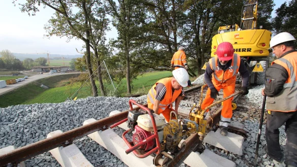 Die Bahnbr&uuml;cke &uuml;ber die k&uuml;nftige Umgehungsstra&szlig;e ist bereits fertig. Dieses Archivbild vom Oktober zeigt im Hintergrund den Knoten West mit der Lemgoer Stra&szlig;e.&nbsp; - &copy; Jens Rademacher