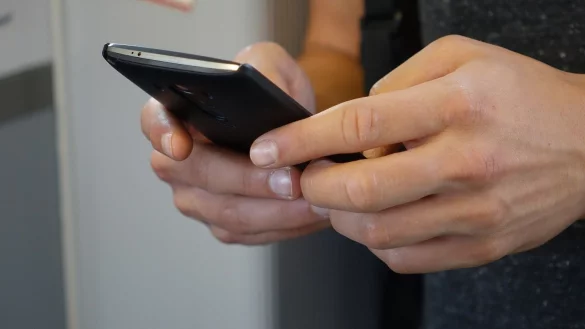 Es k&ouml;nnen unbedachte Klicks am Smartphone sein, die weitreichende Folgen haben: Kinderpornoigrafisches Material wird auch durch Minderj&auml;hrige selbst verbreitet - wenn auch zum Teil nur unbewusst. - &copy; Symbolbild: Pixabay