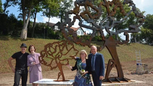 Das ereignisreiche Jahr der Nelkenk&ouml;nigin Melanie II., hier mit B&uuml;rgermeister Klaus Geise bei der Einweihung des Nelkenkunstwerks im Vattipark, endet im Juni. - &copy; Tanja Watermann
