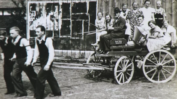 F&uuml;r ein aktives Dorfleben in Sommersell wie auf diesem historischen Foto setzt sich der neu gegr&uuml;ndete Verein &bdquo;Sommersell aktiv" ein. Dazu geh&ouml;rt nach Ansicht des Vereins auch ein zentraler Dorftreffpunkt. Doch f&uuml;r ein B&uuml;rgerhaus bislang fehlt das Geld. - &copy; Heimatverein Sommersell