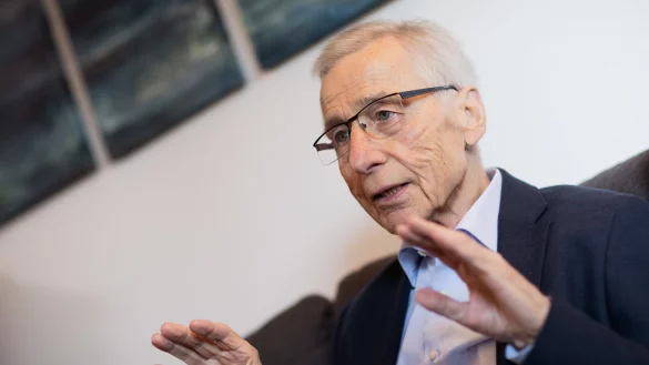 Wolfgang Clement in seinem Wohnzimmer im Sommer dieses Jahres. - &copy; picture alliance/Rolf Vennenbernd/dpa