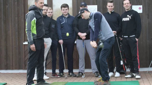 So eng kommen wir vermutlich in den n&auml;chsten Wochen nicht mehr zusammen: Die Bad Salzufler Regionalliga-Herren mit Kapit&auml;n Christian B&uuml;ker im Vordergrund. Von links beobachten Trainer Johannes Osenberg sowie Timo Holzkamp, Curtis Koch, Nick Tauendfreund, Joshua Mawson, Magnus Korff und Malte Sturm die ausgefeilte Technik. - &copy; Dietmar Welle
