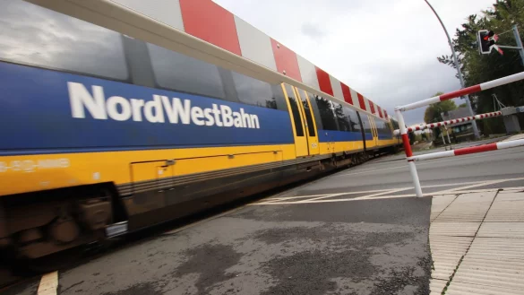 Die Nordwestbahn quert die Holter Straße in Schloß Holte-Stukenbrock. - © Sigurd Gringel