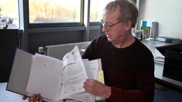 Josef Spiering hat einem Blomberger Finanzmakler vertraut &ndash; und dabei viel Geld verloren. In einem Ordner hat er die faulen Anlagen dokumentiert. - &copy; Bernhard Preuss