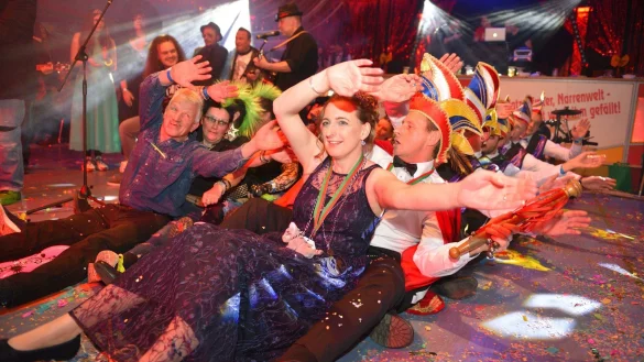 Das Prinzenpaar Vanessa Mross und Thomas Freitag geht beim &bdquo;Rudern" zum Lied &bdquo;Aloha Heja He" von Achim Reichel mit gutem Beispiel voran. Da lassen sich die N&auml;rrinnen und Narren nicht zweimal bitten und machen mit. - &copy; Nicole Ellerbrake