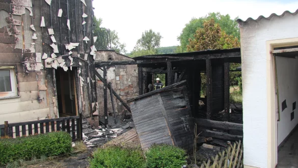 Die Feuerwehr konnte verhindern, dass der Brand komplett auf das Geb&auml;ude &uuml;bergesprungen ist. - &copy; Martin Hostert