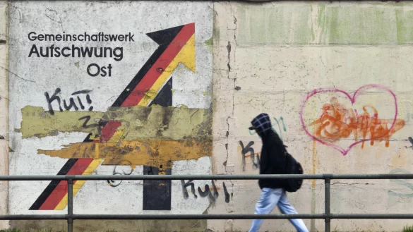 An einer Schallschutzwand prangt der Schriftzug "Gemeinschaftswerk Aufschwung Ost". - &copy; picture alliance/dpa