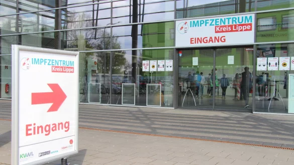 Der Eingang des Impfzentrums in Lemgo. - &copy; Nadine Uphoff