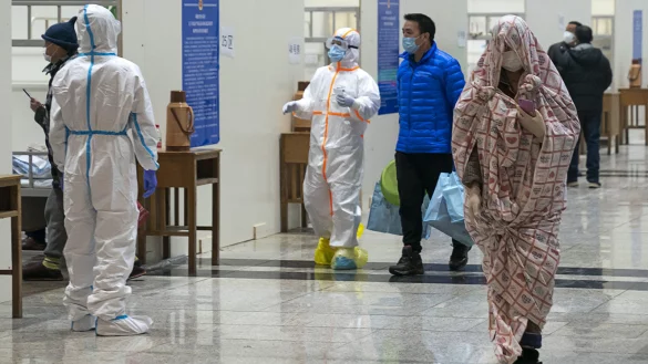 Medizinisches Personal hilft in einem provisorischen Krankenhaus Patienten, die sich mit dem Coronavirus infiziert haben. Die Zahl der Toten durch das neue Coronavirus in China ist so stark gestiegen wie noch nie. - &copy; Uncredited/CHINATOPIX/AP/dpa