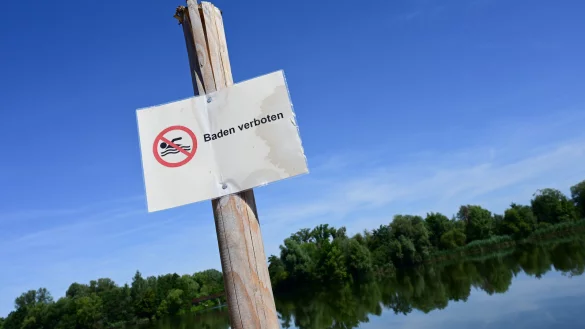 Baden verboten: Auch in der Weser sollte man aufpassen. - © Uwe Zucchi/dpa