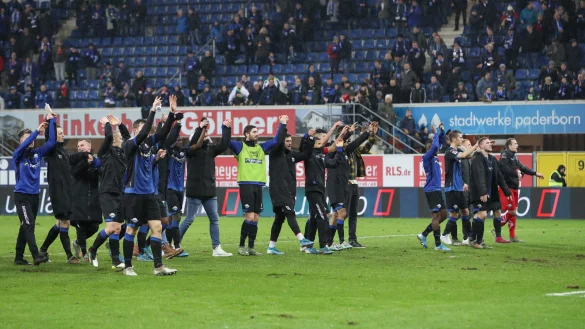 SC Paderborn 07 - Eintracht Frankfurt, 17. Spieltag in der Benteler-Arena. Paderborns Spieler feiern nach dem Spiel. - &copy; Friso Gentsch/dpa