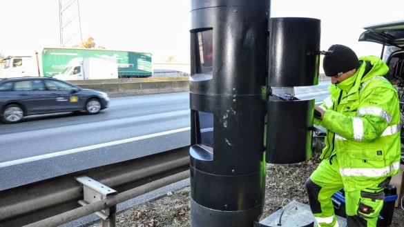 Boris Hulsch von der Firma Jenoptik installiert den provisorischen Laser-Blitzer der Marke Traffistar 350 auf der A2 am Bielefelder Berg. - &copy; Jens Reichenbach