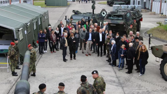 Zivil trifft Flecktarn: F&uuml;r den Besuch der Detmolder Rotary Clubs in der Augustdorfer Kaserne hatte die Bundeswehr unterschiedliche Fahrzeuge aufgefahren. - &copy; Foto: Bundeswehr