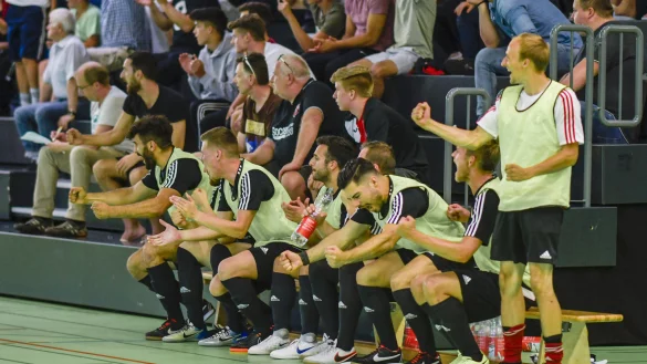 Gro&szlig;e Freude auf der Cherusker-Bank. - &copy; Egon Penner