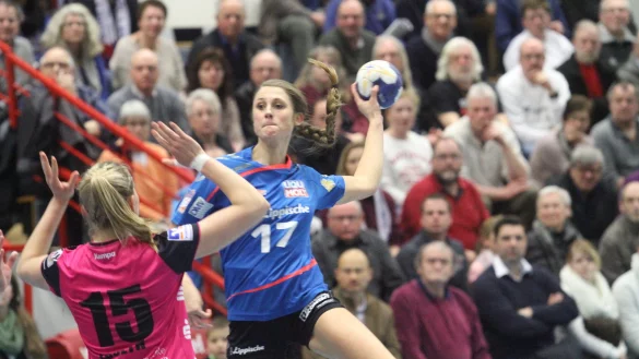 Abwehrstark, aber vorn zuweilen zu zaghaft: Blombergs Alicia Stolle, die rechte Rückraumspielerin. - © Dietmar Welle