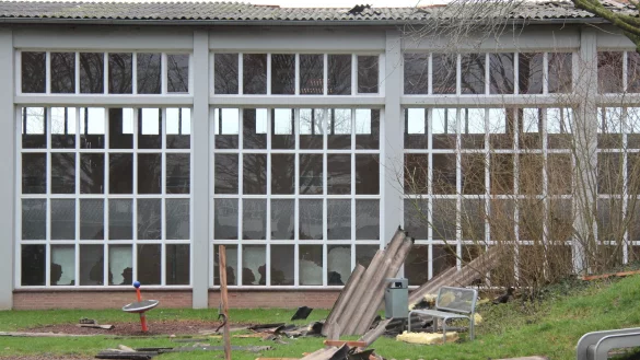 Das Todesurteil: Der Orkan &bdquo;Friederike" hat im Januar kurzen Prozess mit der Turnhalle in der Laubke gemacht &ndash; sp&auml;testens 2020 soll sie f&uuml;r einen Neubau weichen. - &copy; Till Brand