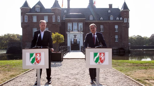 22.09.2020, Nordrhein-Westfalen, Isselburg: Armin Laschet (CDU, r) Ministerpr&auml;sident von Nordrhein-Westfalen, und sein Stellvertreter, Joachim Stamp (FDP, l) geben ein Statement ab. Das nordrhein-westf&auml;lische Kabinett ber&auml;t heute und Mittwoch in einer zweit&auml;gigen Klausur &uuml;ber Konsequenzen aus den steigenden Corona-Infektionszahlen. - &copy; Federico Gambarini/dpa