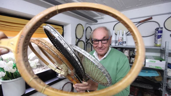 140 Schl&auml;ger aus den vergangenen 60 Jahren: Michael Koderisch pflegt sein Tennis-Museum mit den vielen bespannten Sch&auml;tzchen mit gro&szlig;er Hingabe. - &copy; Vera Gerstendorf-Welle