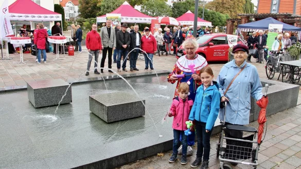 Jung und Alt feiern gemeinsam: (vorne von links) Lena (4) und Julia (8) freuen sich mit Rita Pr&uuml;&szlig;ner und Ursula Sch&uuml;ren (90) &uuml;ber das AWO-Fest. Im Hintergrund (von links) Heiko H&ouml;flich, Dirk Schwerdfeger, Edmund Welslau, Dr. Roland Thomas und Alwina Olfert. - &copy; Heidi Stork