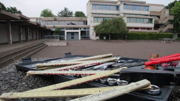 Wird zur Baustelle: Die Realschule Lemgo am Heldmanskamp. Sie soll gr&uuml;ndlich saniert werden. Auch deshalb m&ouml;chte die Stadt eine Obergrenze von maximal f&uuml;nf Klassen pro Jahrgang einziehen &ndash; zu Ungunsten von ausw&auml;rtigen Sch&uuml;lern. - &copy; Till Brand