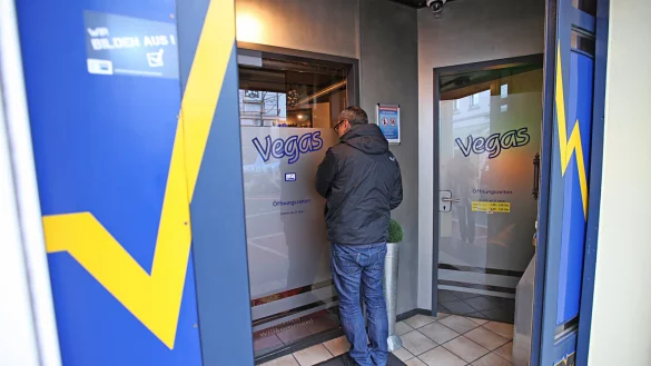 Die überfallene Spielhalle in Lage hat nach dem Überfall die Sicherheitsmaßnahmen erhöht. - © Vera Gerstendorf-Welle