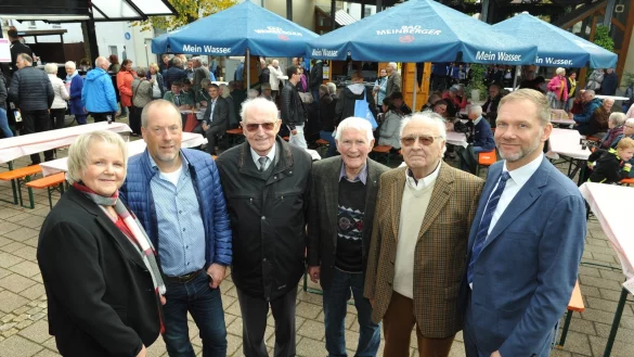 Zusammenhalt: (von links) Stefanie Gr&ouml;hne und Bj&ouml;rn Strohmeier vom Marketingverein, der ehemalige Gemeindedirektor Helmut Welsch, die ehemaligen Ratsmitglieder Friedel Wehrbein und Gerhard Helms sowie B&uuml;rgermeister J&uuml;rgen Schell - &copy; Nicole Ellerbrake