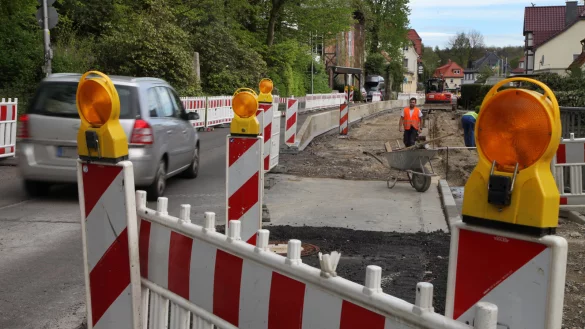 Engstelle: Auch im nunmehr zweiten Bauabschnitt an der Paderborner Stra&szlig;e zwischen Hotel Kanne und Hangsteinstra&szlig;e kann der Verkehr nur einspurig laufen. Geregelt wird er mittels Baustellenampeln. - &copy; Bernhard Preuss