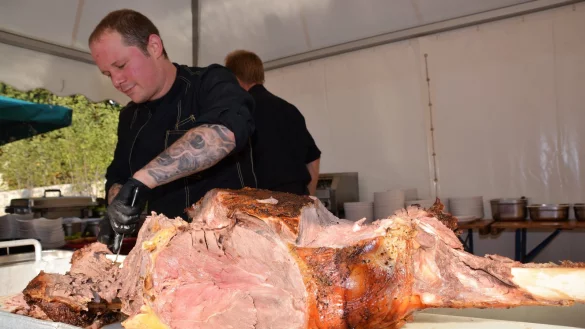 Patrick Halbe, Koch bei der Fleischerei Sander, zerteilt die 30 Kilogramm schwere Wildochsenkeule mit ihrem marmorierten Fleisch der ausschlie&szlig;lich in der Natur lebenden Tiere. - &copy; Karin Prignitz