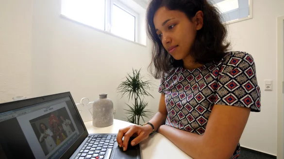 Erster Einblick: Ayesha Lietzau schaut sich eine Datei an, in der verschiedene Hilfsprojekte in Indien beschrieben werden. Bei einem davon wird sie sich f&uuml;r ein Jahr engagieren. - &copy; Jost Wolf