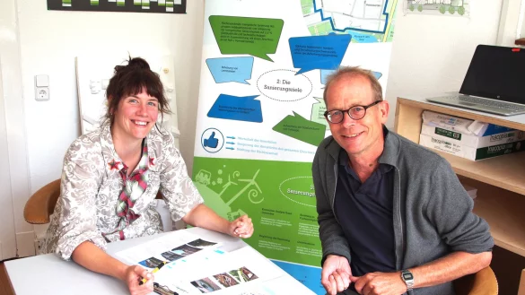 Nadine Weber und Professor Michel Melenhorst erarbeiten noch die letzten Feinheiten f&uuml;r die anstehende Sommerakademie. - &copy; Tanja Andersen