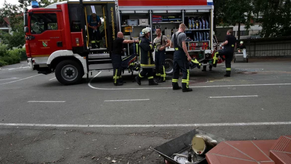 Brandursache: Im Metallkorb liegen die Reste eines Wasserkochers. Er war in der K&uuml;chenzeile des Lehrerzimmers in Brand geraten. Einsatzkr&auml;fte der Leopoldsh&ouml;her Freiwilligen Feuerwehr bek&auml;mpften den Brand. - &copy; Thomas Dohna