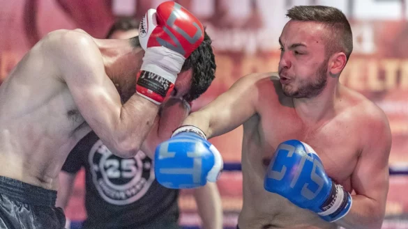 Keine Chance: Herausforderer Loic Zucca vom Stall Schwanen muss sich dem bestens aufgelegten Manuel Goldmann (rechts) vom Joes Gym geschlagen geben. - &copy; Egon Penner