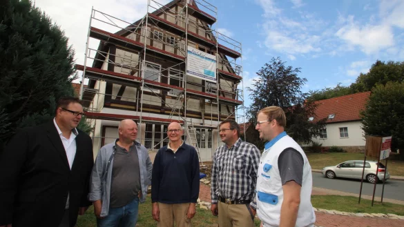 Renovierung des denkmalgesch&uuml;tzten Gutshauses neben der alten M&uuml;hle in L&uuml;denhausen: (von links) Berater Ingo M&uuml;hlenmeier, die beiden Eigent&uuml;mer Mark Bouma und Hermann Morren, Tischlermeister Volker Lampe und Malermeister Daniel Korf. - &copy; Jens Rademacher