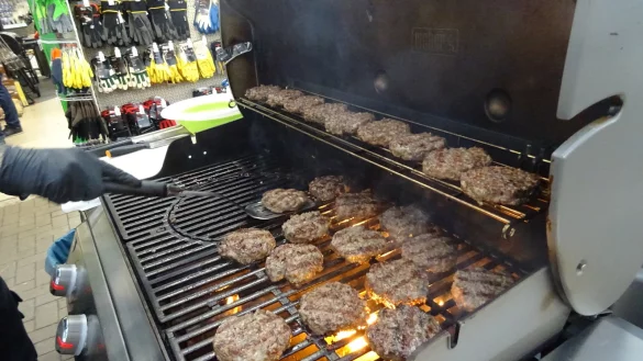 Es geht hei&szlig; her: Zum Steinheimer Bierfest werden die besten Burger und besten Griller gesucht. Den Burger-Kreationen sind keine Grenzen gesetzt. - &copy; Amina Vieth