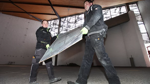 Beim Fensterausbau: Die bleiverglasten Stücke werden von Dominic Kreuzer (links) und Mathias Große Wietfeld vorsichtig demontiert. Vier Flügel können gerettet werden. Foto: Vera Gerstendorf-Welle - © Vera Gerstendorf-Welle