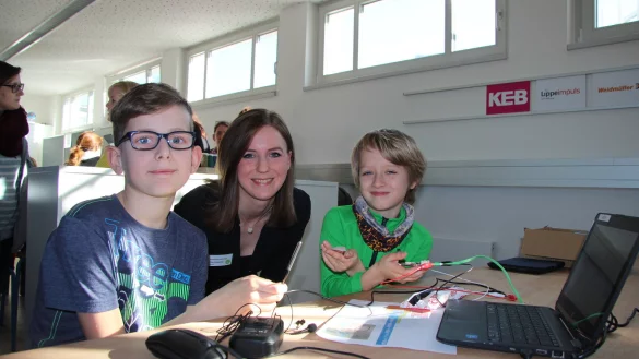 Routiniert: Samuel (10, links) und Paul (10) zeigen, wie sie mit Hilfe von Lehrerin Carmen Dobrenz auf dem Mini-Computer Calliope ein?Thermometer eingerichtet haben. - &copy; Katrin Kantelberg