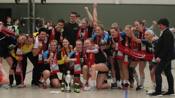 So jubelt der VfL Schlangen: Mit Pokal, Sekt und Schals feiert das Team von Trainerin Anja Kracht das 26:22 gegen HSG Paderborn-Elsen. Das Team: Marina Bernhardt, Lea Alberti, Kim Featherstone, Anna Pucker, Sarah Ellerbrok, Nadine Weise, Jacqueline Weise, Melanie Schl&uuml;ter, Lena Penke, Lena-Marie Bleibaum, Sabine Bannenberg, Luisa Pucker, Carolin Fleege, Anika Fanenbruck. - &copy; Sebastian Lucas