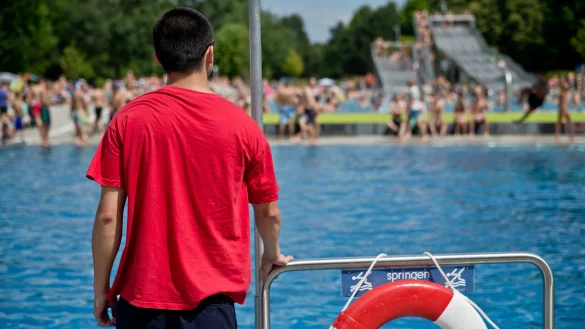 Ein Schwimmmeister hat auf eine Beschwerde von Badeg&auml;sten reagiert und wurde daraufhin angegriffen. - &copy; picture alliance/dpa (Symbolbild)